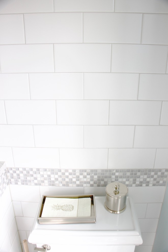 Свежая идея для дизайна: маленькая главная ванная комната в стиле неоклассика (современная классика) с фасадами в стиле шейкер, темными деревянными фасадами, угловым душем, раздельным унитазом, белой плиткой, керамической плиткой, синими стенами, полом из керамической плитки, врезной раковиной и столешницей из искусственного кварца для на участке и в саду - отличное фото интерьера