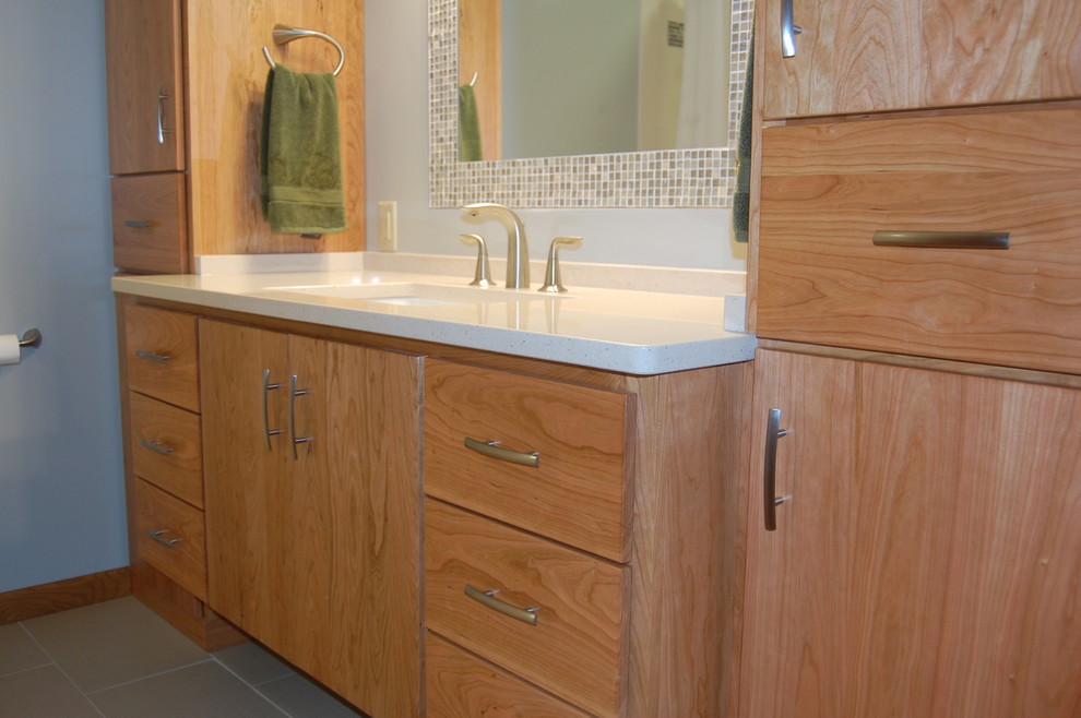 Esempio di una stanza da bagno moderna con lavabo sottopiano, ante lisce, top in quarzo composito, vasca/doccia e piastrelle a mosaico