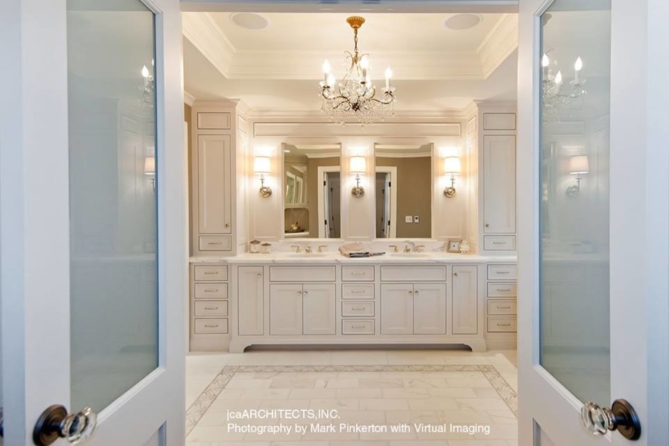 Exempel på ett stort klassiskt en-suite badrum, med ett undermonterad handfat, släta luckor, vita skåp, vita väggar, marmorgolv och marmorbänkskiva