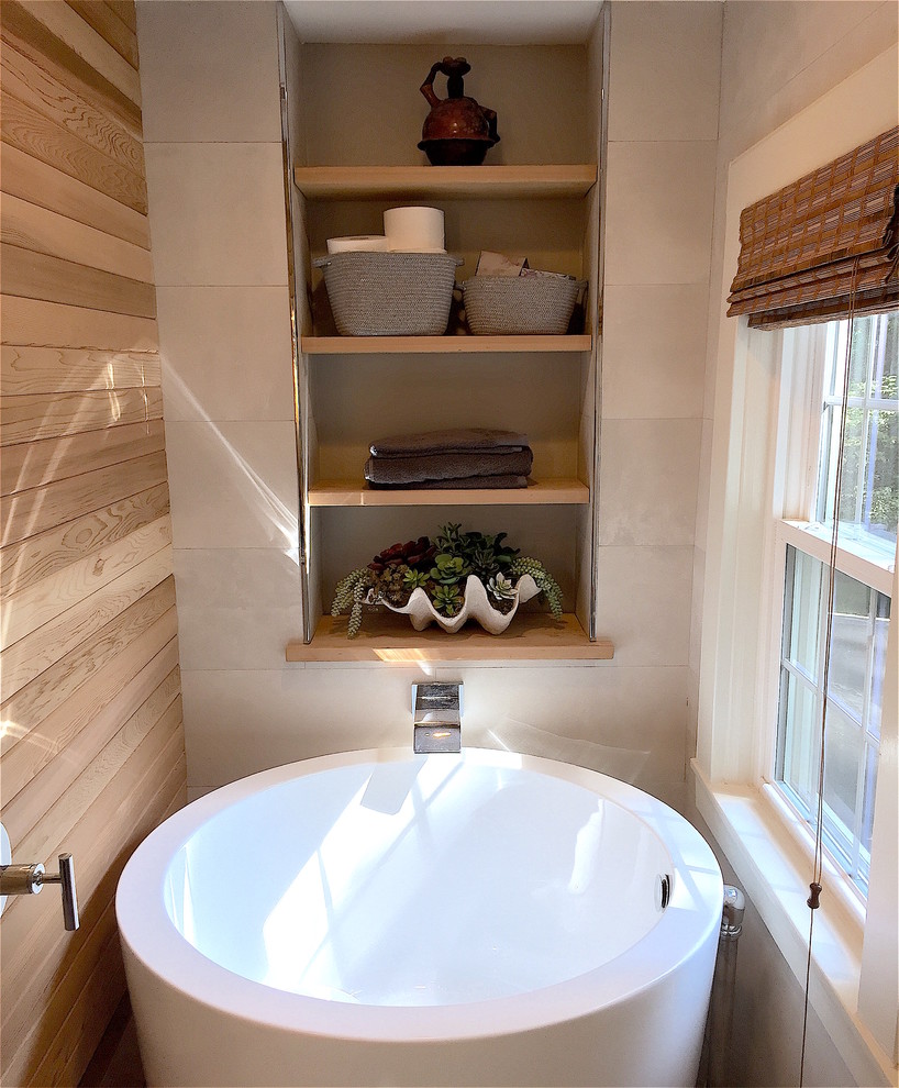 Ejemplo de cuarto de baño de estilo zen de tamaño medio con bañera japonesa, baldosas y/o azulejos marrones y paredes beige