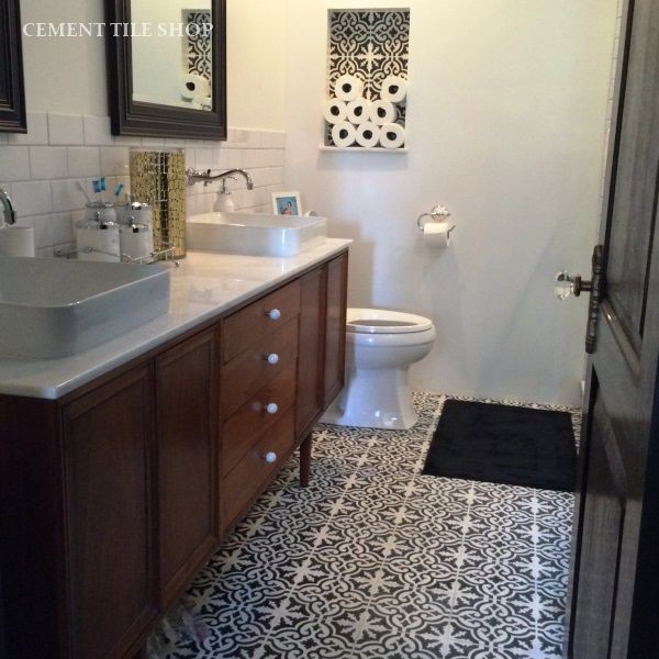 Idee per una stanza da bagno con lavabo a bacinella, ante in legno scuro, top in marmo, WC monopezzo, piastrelle verdi e pareti bianche