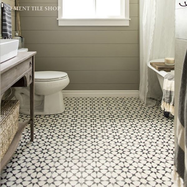 Пример оригинального дизайна: ванная комната с настольной раковиной, фасадами островного типа, светлыми деревянными фасадами, мраморной столешницей, ванной на ножках, унитазом-моноблоком, белой плиткой и серыми стенами