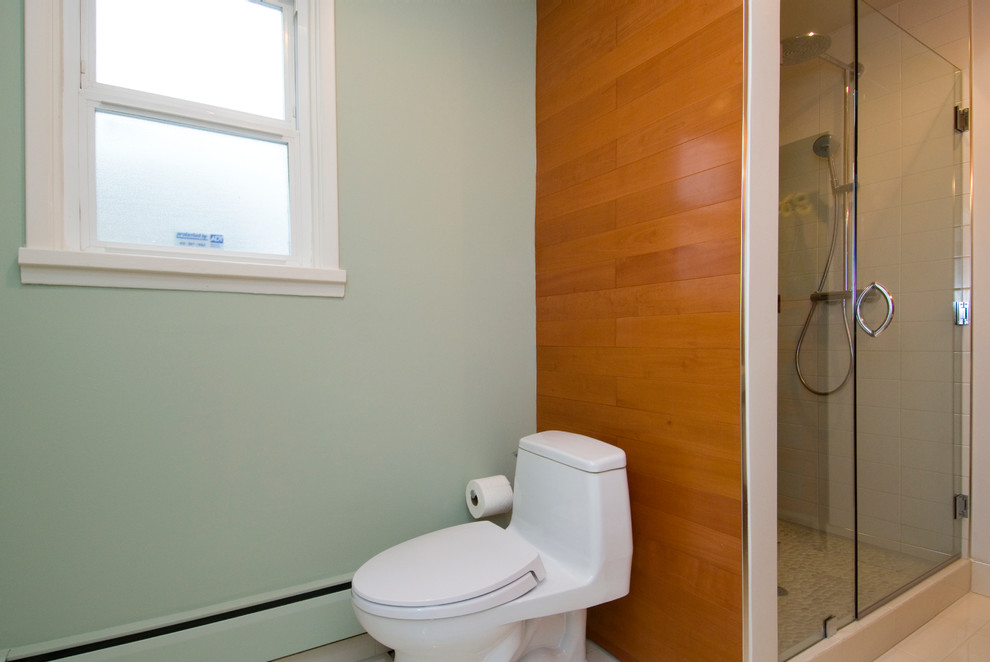 Exempel på ett klassiskt en-suite badrum, med en öppen dusch, en toalettstol med hel cisternkåpa, gul kakel, porslinskakel, gröna väggar och klinkergolv i keramik