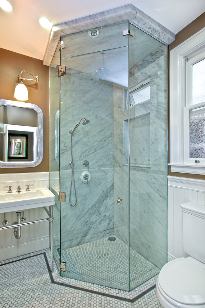 Idée de décoration pour une douche en alcôve principale avec des portes de placard blanches, WC séparés, un carrelage noir et blanc, un mur marron, un sol en carrelage de terre cuite et un lavabo suspendu.