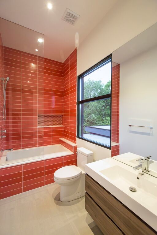 Идея дизайна: ванная комната в стиле модернизм с душем над ванной