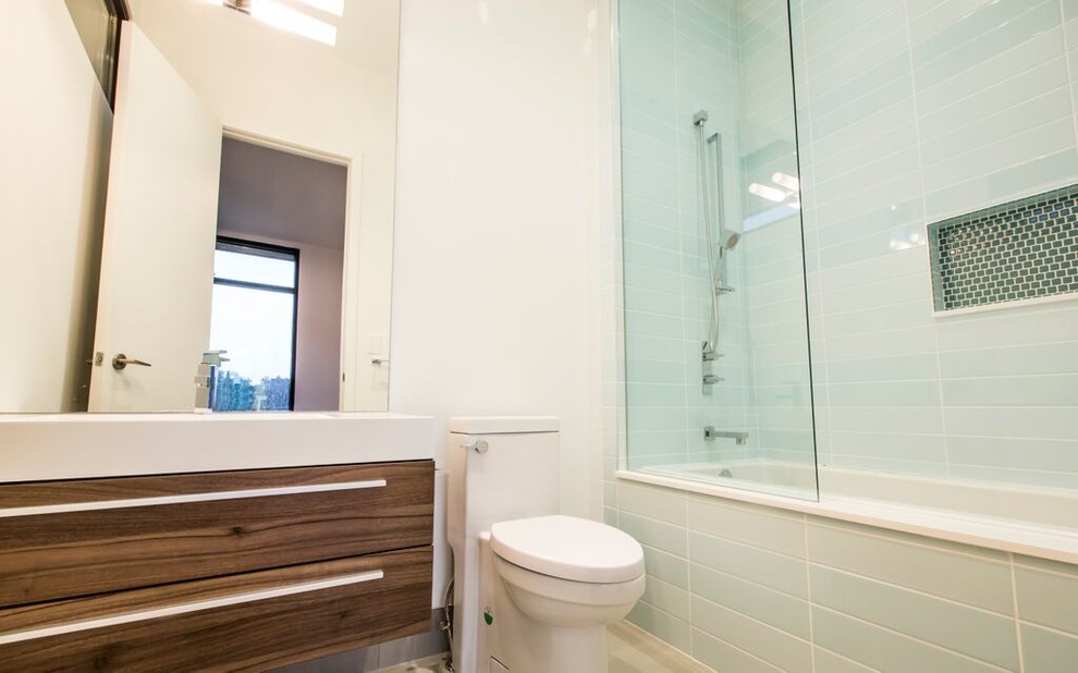 Modernes Badezimmer mit Duschbadewanne in Toronto