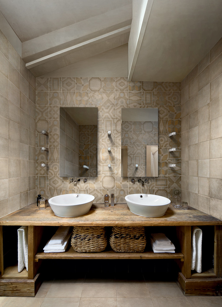 Foto på ett funkis badrum, med ett fristående handfat, öppna hyllor och beige kakel