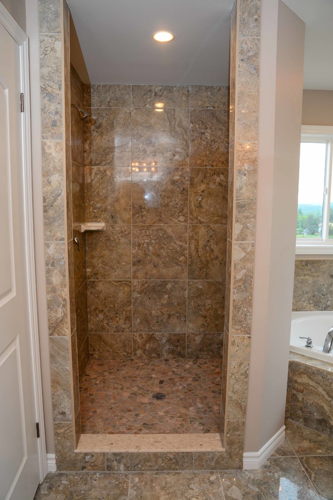 トロントにあるトランジショナルスタイルのおしゃれな浴室 (マルチカラーのタイル、石スラブタイル) の写真