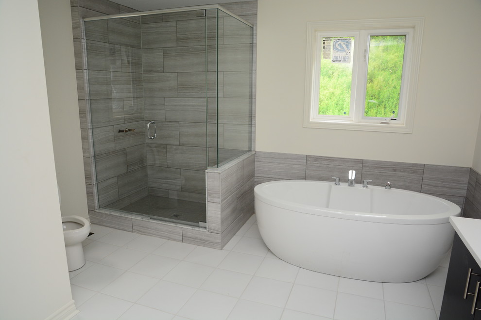 Idée de décoration pour une salle de bain design avec un carrelage gris et des carreaux de porcelaine.