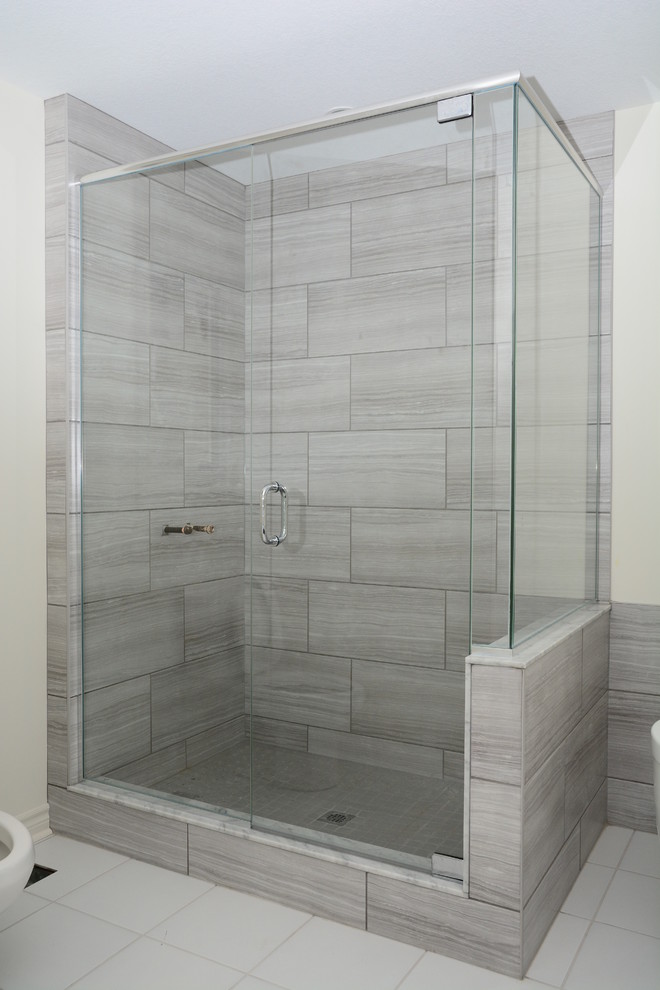 Ispirazione per una stanza da bagno design con piastrelle grigie e piastrelle in gres porcellanato