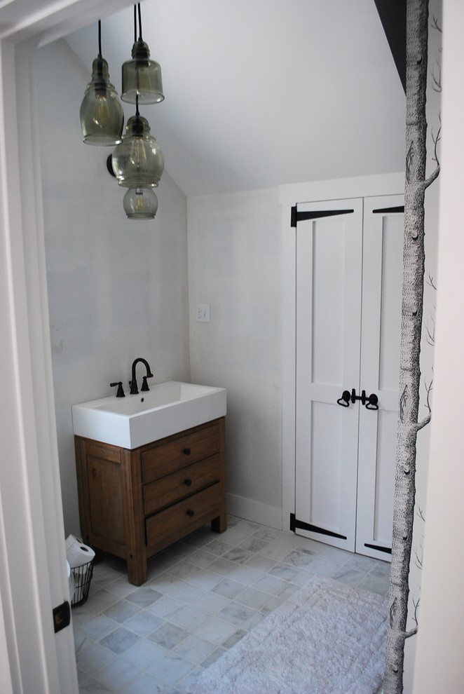 Exemple d'une petite douche en alcôve principale montagne en bois brun avec une vasque, un placard en trompe-l'oeil, un plan de toilette en quartz modifié, WC séparés, un carrelage blanc, un carrelage de pierre et un sol en carrelage de porcelaine.
