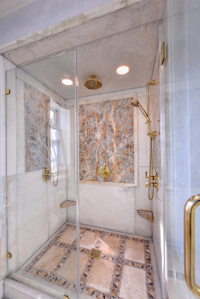 На фото: главная ванная комната в классическом стиле с фасадами с декоративным кантом, бежевыми фасадами, угловой ванной, двойным душем, унитазом-моноблоком, разноцветной плиткой, мраморной плиткой, синими стенами, мраморным полом, врезной раковиной, столешницей из оникса, разноцветным полом и душем с распашными дверями с