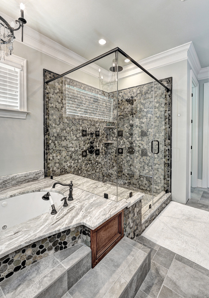 Klassisches Badezimmer mit Unterbauwanne, Eckdusche, grauen Fliesen, Kieselfliesen und grauer Wandfarbe in Charleston
