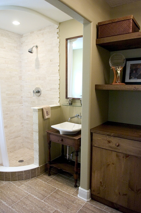 Inspiration pour une salle de bain design en bois brun avec une vasque et une douche ouverte.