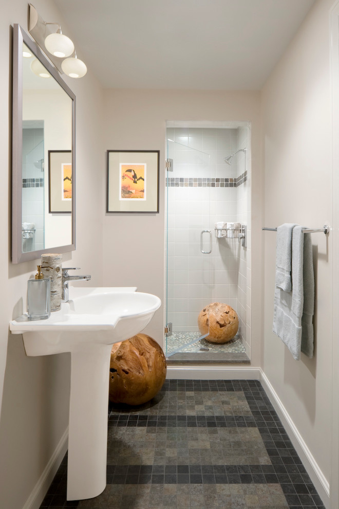 Immagine di una stretta e lunga stanza da bagno minimal con lavabo a colonna