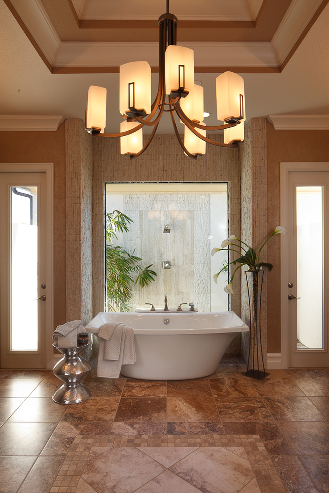 Idéer för ett klassiskt badrum, med luckor med upphöjd panel, skåp i mellenmörkt trä, ett platsbyggt badkar, en hörndusch, beige kakel, keramikplattor, beige väggar, klinkergolv i porslin, ett fristående handfat, bänkskiva i täljsten, beiget golv och med dusch som är öppen