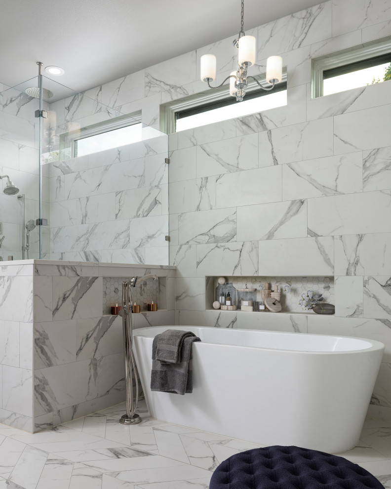 Modelo de cuarto de baño clásico renovado con bañera exenta, ducha esquinera, baldosas y/o azulejos blancos, suelo blanco y hornacina