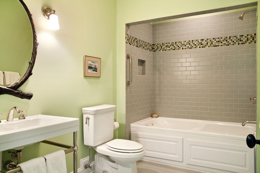 Cette photo montre une salle de bain chic de taille moyenne avec un carrelage métro, un plan vasque, une baignoire en alcôve, un combiné douche/baignoire, WC séparés, un carrelage gris, un mur vert et un sol en carrelage de porcelaine.
