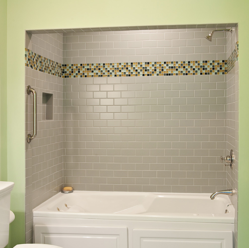 Aménagement d'une salle de bain classique de taille moyenne avec un plan vasque, WC séparés, un carrelage gris, des carreaux de porcelaine, un mur vert et un sol en carrelage de porcelaine.