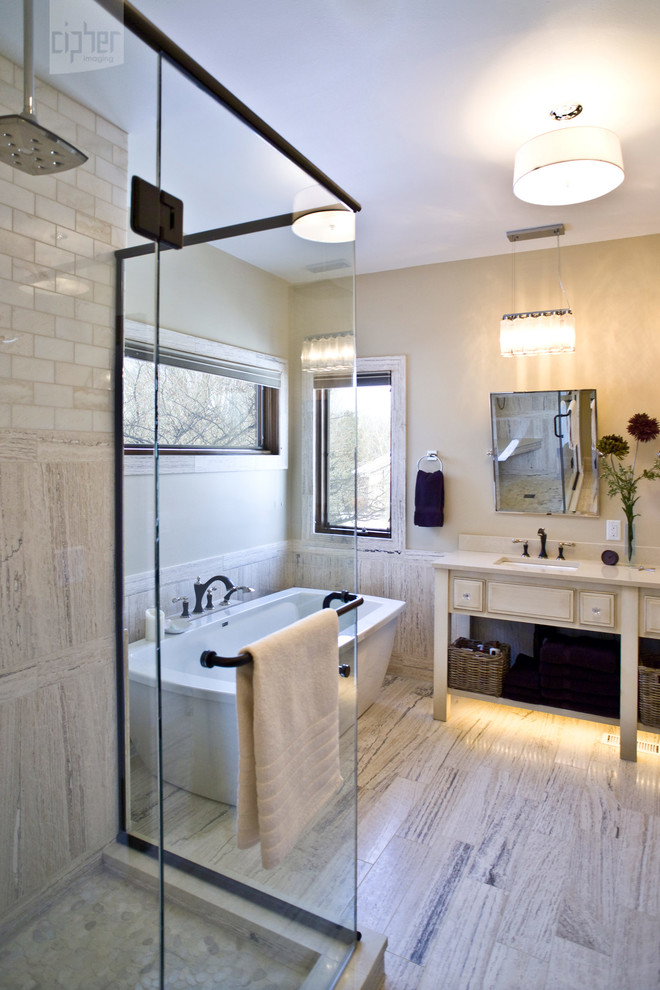 Immagine di una stanza da bagno padronale moderna con lavabo sottopiano, consolle stile comò, ante beige, vasca freestanding, doccia ad angolo, piastrelle multicolore e pareti beige