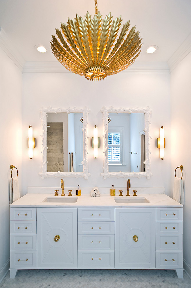 Inspiration för mellanstora medelhavsstil en-suite badrum, med luckor med infälld panel, vita skåp, ett badkar i en alkov, en öppen dusch, vita väggar, klinkergolv i porslin, ett undermonterad handfat, marmorbänkskiva, flerfärgat golv och dusch med gångjärnsdörr