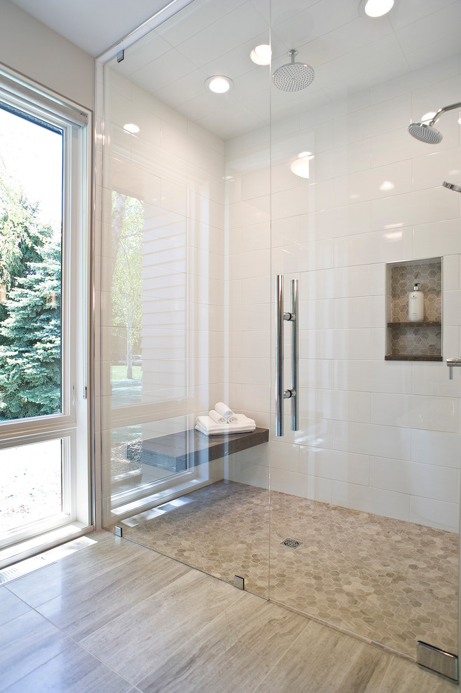 Свежая идея для дизайна: большая главная ванная комната в стиле модернизм с открытым душем, белой плиткой, керамической плиткой, бежевыми стенами, полом из керамогранита, разноцветным полом и душем с распашными дверями - отличное фото интерьера
