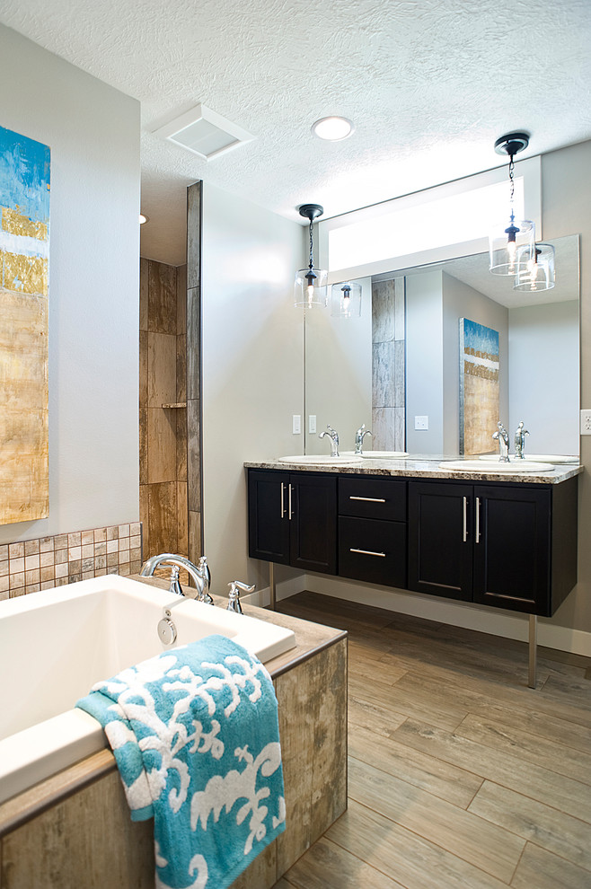 Пример оригинального дизайна: главная ванная комната среднего размера в морском стиле с фасадами островного типа, темными деревянными фасадами, угловой ванной, душем в нише, зеркальной плиткой, серыми стенами, полом из керамогранита, накладной раковиной, столешницей из гранита, разноцветным полом и открытым душем