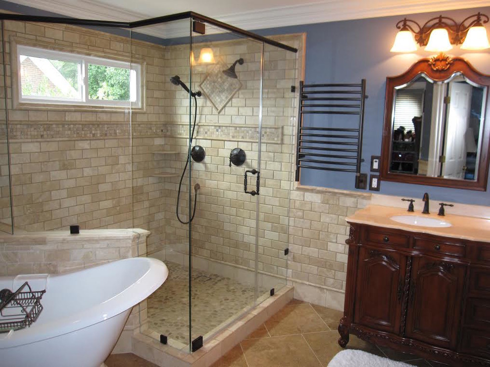Ejemplo de cuarto de baño clásico con puertas de armario blancas, encimera de granito, bañera con patas, ducha abierta, paredes beige y suelo de baldosas de cerámica