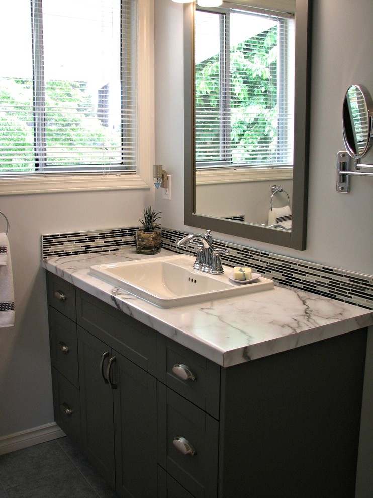 Пример оригинального дизайна: ванная комната среднего размера в стиле неоклассика (современная классика) с фасадами в стиле шейкер, темными деревянными фасадами, черно-белой плиткой, плиткой из листового стекла, серыми стенами, полом из керамической плитки, душевой кабиной, накладной раковиной и столешницей из ламината