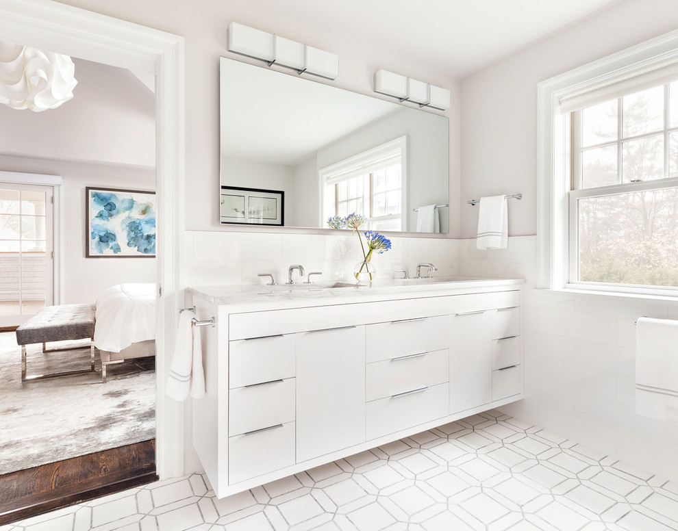 Imagen de cuarto de baño clásico renovado con armarios con paneles lisos, puertas de armario blancas, paredes grises, lavabo bajoencimera y suelo blanco