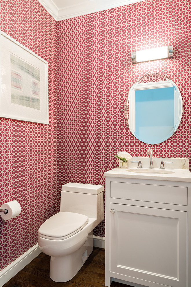 Aménagement d'une petite salle de bain classique avec un lavabo encastré, un placard à porte shaker, des portes de placard blanches, WC séparés, un mur rouge et un sol en bois brun.