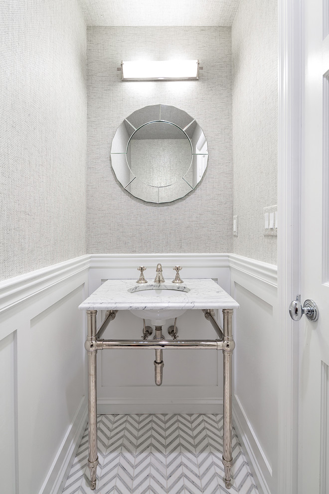Cette photo montre une petite salle de bain chic avec un mur gris et un plan vasque.