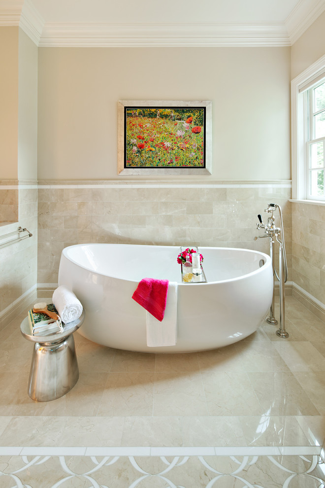 Idee per una stanza da bagno contemporanea con top in marmo, vasca freestanding, piastrelle beige e piastrelle a mosaico