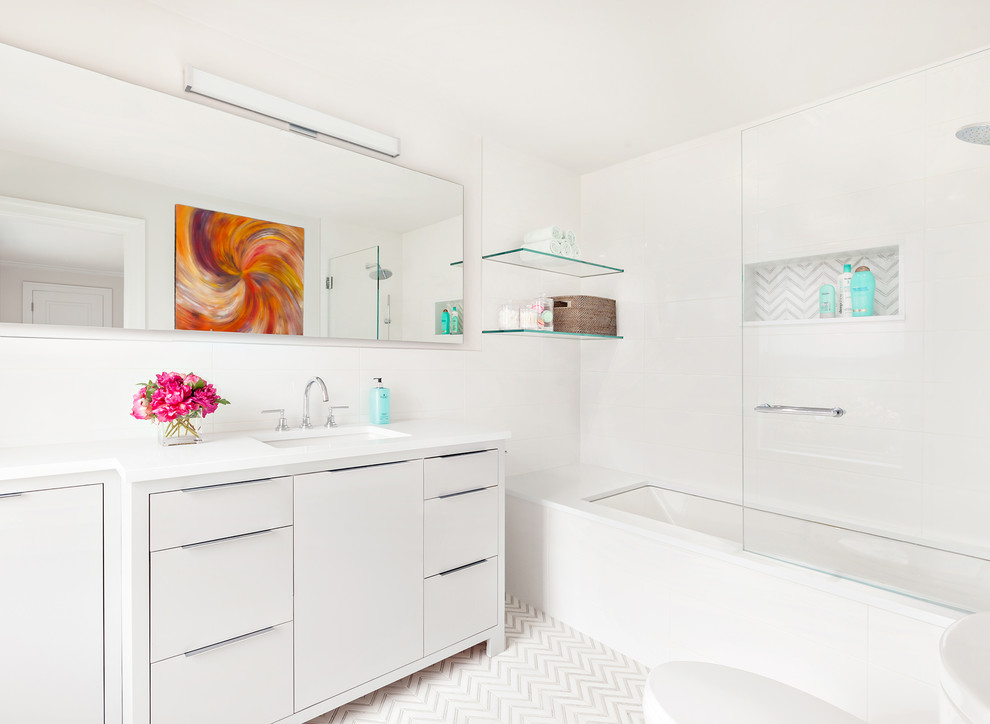 Idee per una stanza da bagno classica con ante lisce, ante bianche, vasca sottopiano, piastrelle bianche, pareti bianche, lavabo sottopiano, pavimento bianco e doccia aperta