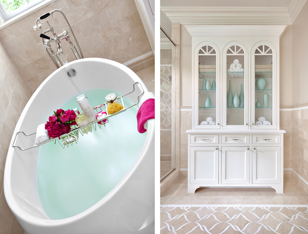 Ispirazione per una stanza da bagno contemporanea con lavabo sottopiano, ante in stile shaker, ante bianche, top in marmo, vasca freestanding, doccia ad angolo e piastrelle beige