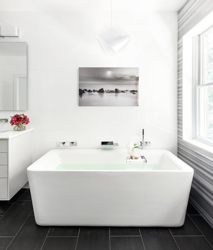 Modernes Badezimmer mit freistehender Badewanne und weißer Wandfarbe in New York