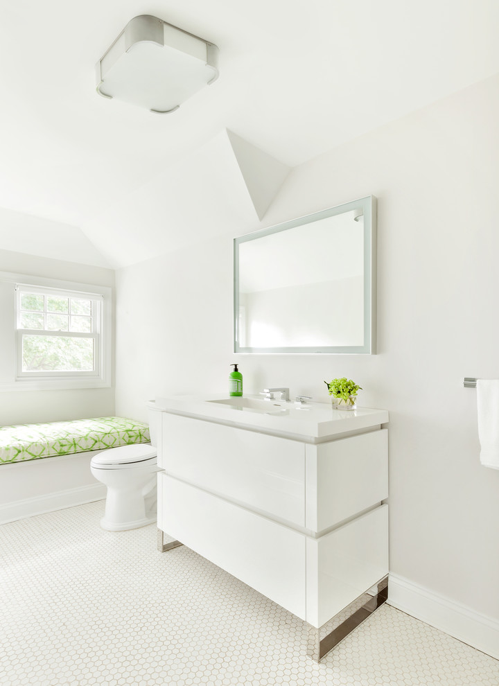Ispirazione per una stanza da bagno contemporanea con ante lisce, ante bianche, pareti bianche, pavimento con piastrelle a mosaico, lavabo integrato, pavimento bianco e top bianco