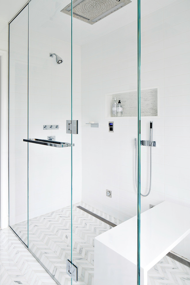 Modelo de cuarto de baño contemporáneo con ducha a ras de suelo, sanitario de una pieza, baldosas y/o azulejos blancos y baldosas y/o azulejos de cemento