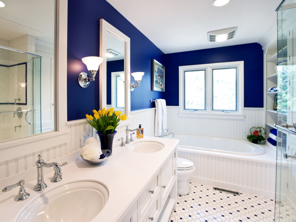 На фото: главная ванная комната среднего размера в классическом стиле с белыми фасадами, синей плиткой, столешницей из искусственного камня и белой столешницей