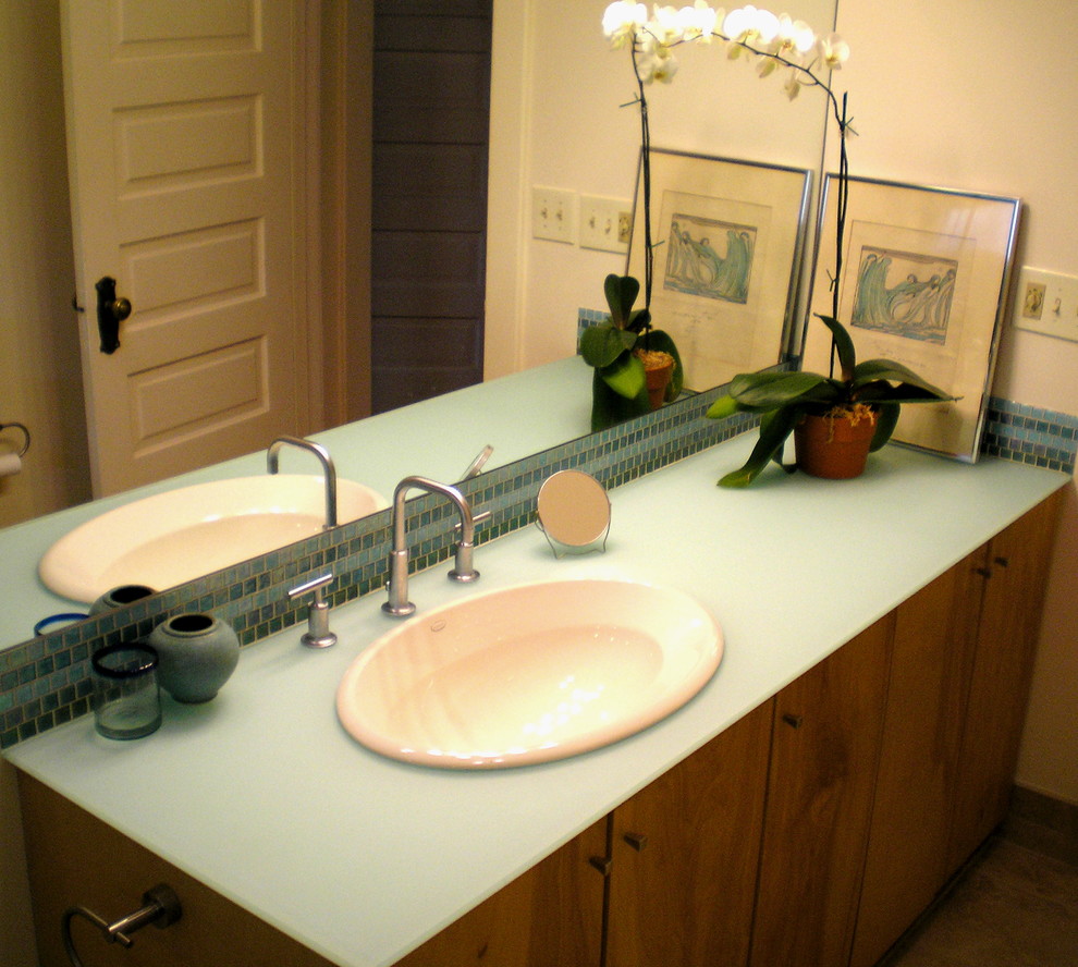 Esempio di una piccola stanza da bagno padronale american style con ante lisce, ante in legno scuro, top in vetro e piastrelle blu