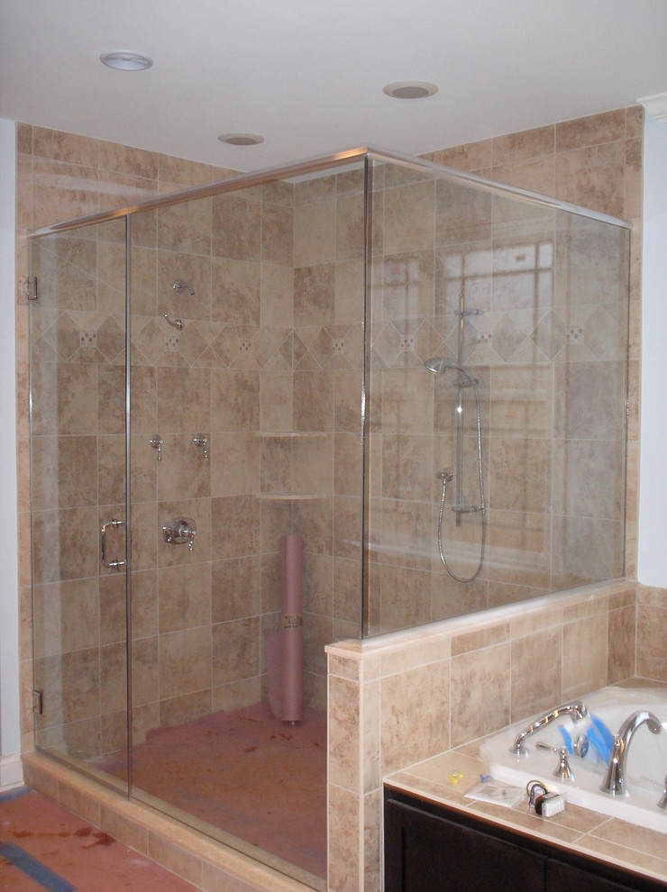На фото: большая главная ванная комната в современном стиле с белыми фасадами, столешницей из плитки, угловым душем, бежевой плиткой и керамической плиткой