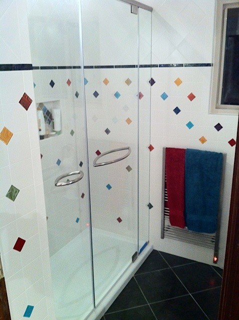 Kleines Modernes Kinderbad mit Duschnische, farbigen Fliesen, weißer Wandfarbe und Keramikboden in Raleigh