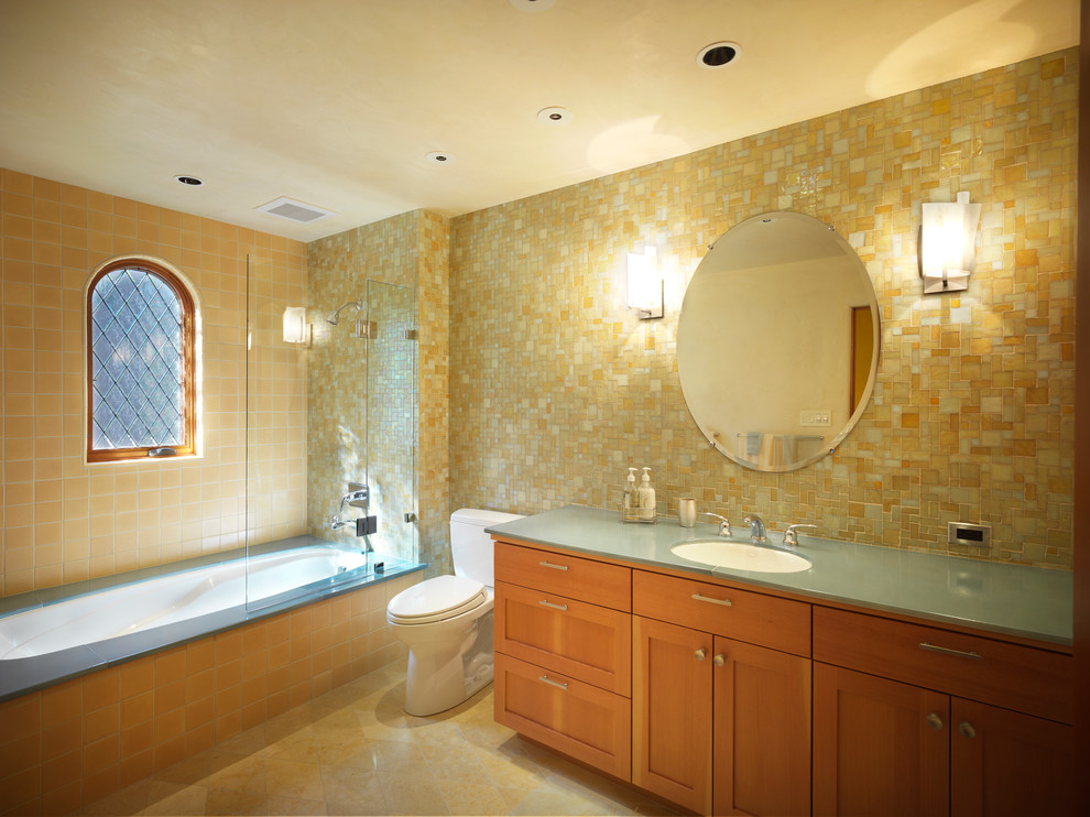 На фото: ванная комната в классическом стиле с душем над ванной и желтой плиткой с