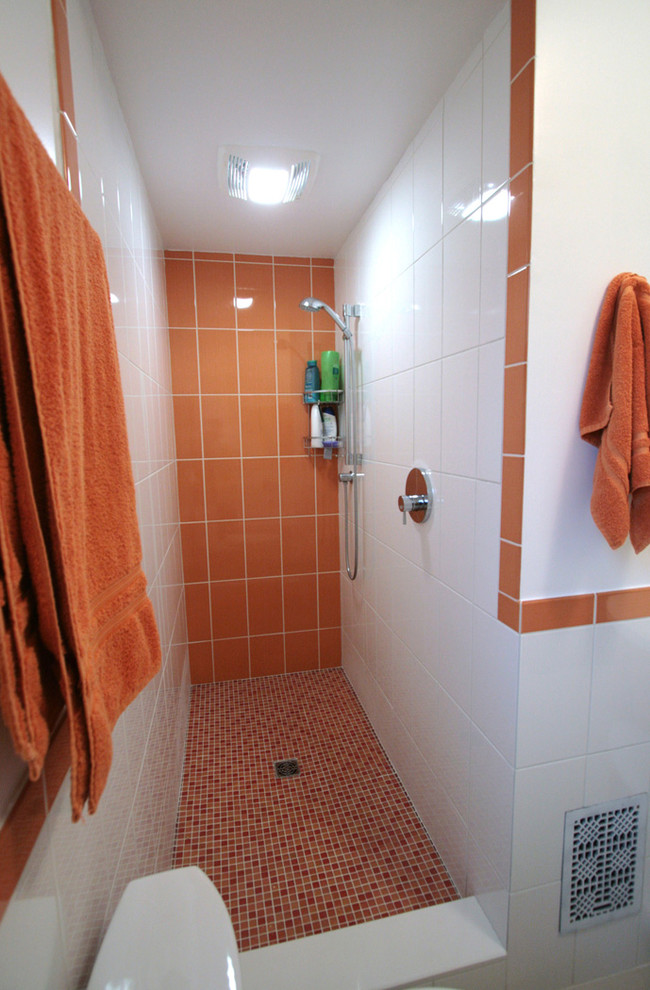 Inspiration för mellanstora klassiska en-suite badrum, med skåp i shakerstil, vita skåp, en dusch i en alkov, en toalettstol med separat cisternkåpa, orange kakel, porslinskakel, vita väggar och klinkergolv i porslin