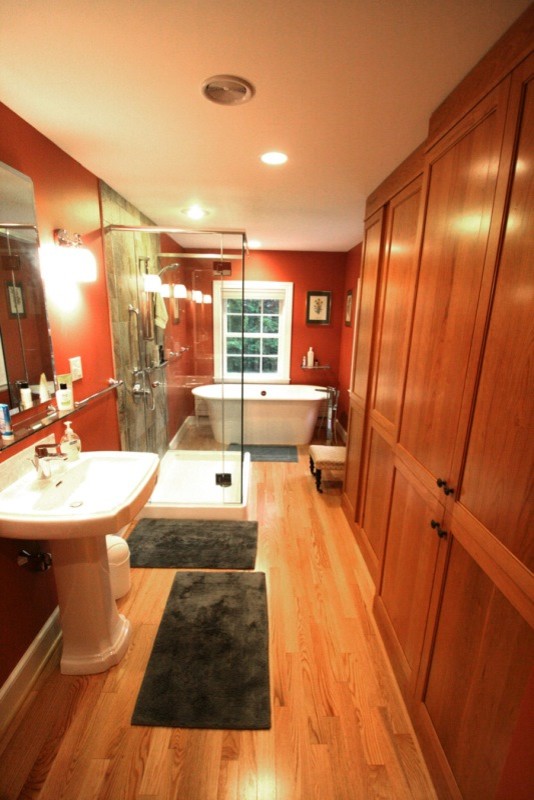 Inspiration pour une grande salle de bain principale craftsman en bois brun avec un lavabo de ferme, un placard à porte shaker, une baignoire indépendante, une douche ouverte, un mur rouge et parquet clair.