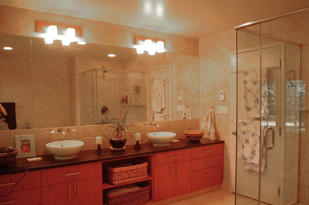 Immagine di una grande stanza da bagno padronale stile marinaro con lavabo sottopiano, ante lisce, ante in legno scuro, top in granito, doccia ad angolo, piastrelle beige, piastrelle in pietra, pareti beige e pavimento in marmo