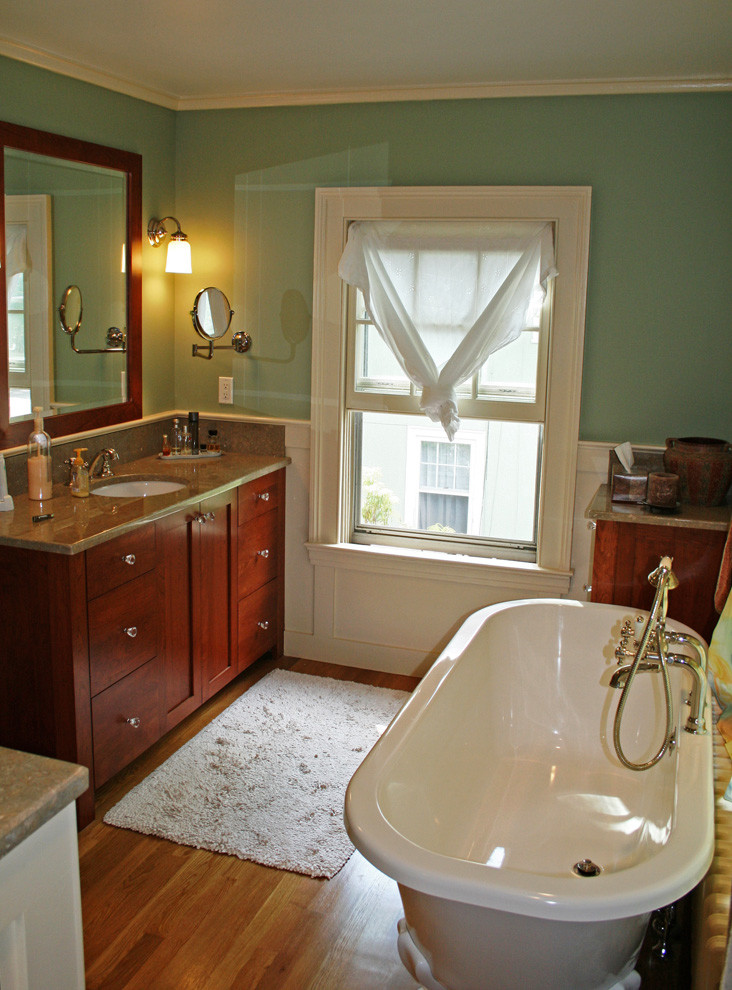 Amerikansk inredning av ett stort en-suite badrum, med ett undermonterad handfat, släta luckor, skåp i mörkt trä, granitbänkskiva, ett fristående badkar, flerfärgad kakel, keramikplattor, gröna väggar och mellanmörkt trägolv
