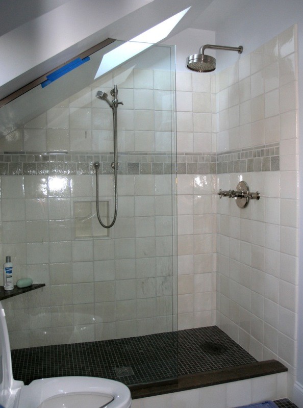 ブリッジポートにある高級な小さなトラディショナルスタイルのおしゃれなバスルーム (浴槽なし) (アルコーブ型シャワー、分離型トイレ、グレーのタイル、セラミックタイル、白い壁、大理石の床) の写真