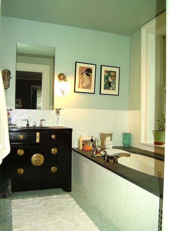 Imagen de cuarto de baño principal asiático de tamaño medio con lavabo integrado, armarios con paneles lisos, puertas de armario negras, encimera de cuarzo compacto, bañera encastrada, baldosas y/o azulejos blancos, baldosas y/o azulejos en mosaico, paredes grises y suelo de baldosas de cerámica