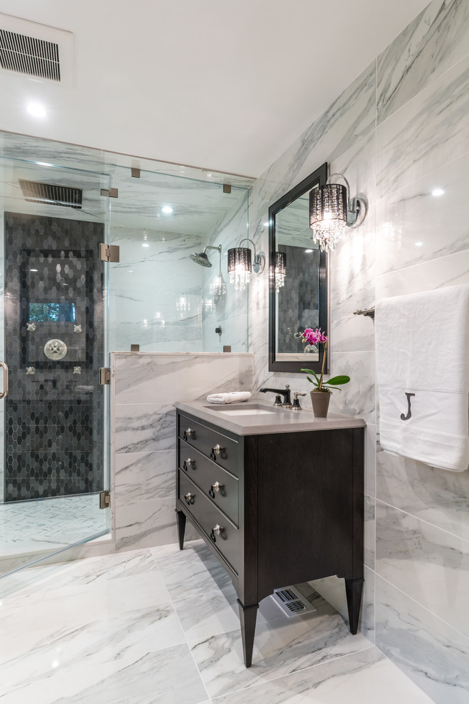 Ejemplo de cuarto de baño clásico renovado con baldosas y/o azulejos blancos, baldosas y/o azulejos de porcelana y suelo de baldosas de porcelana